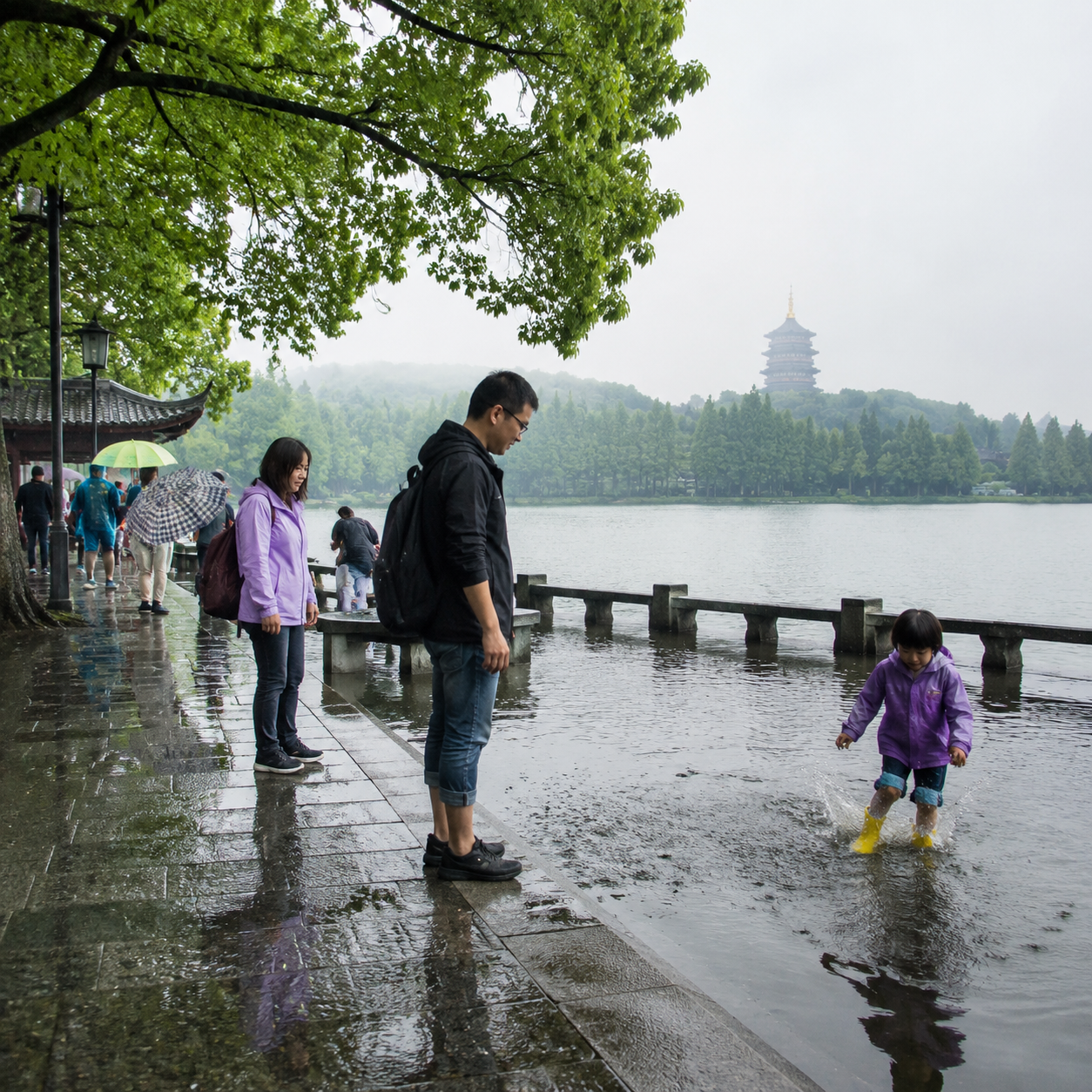 我们带着孩子在杭州遇上五月细雨,才知道西湖不用一路赶 | Traveling Hangzhou with a Child in May Rain Taught Us West Lake Never Needed Rushing