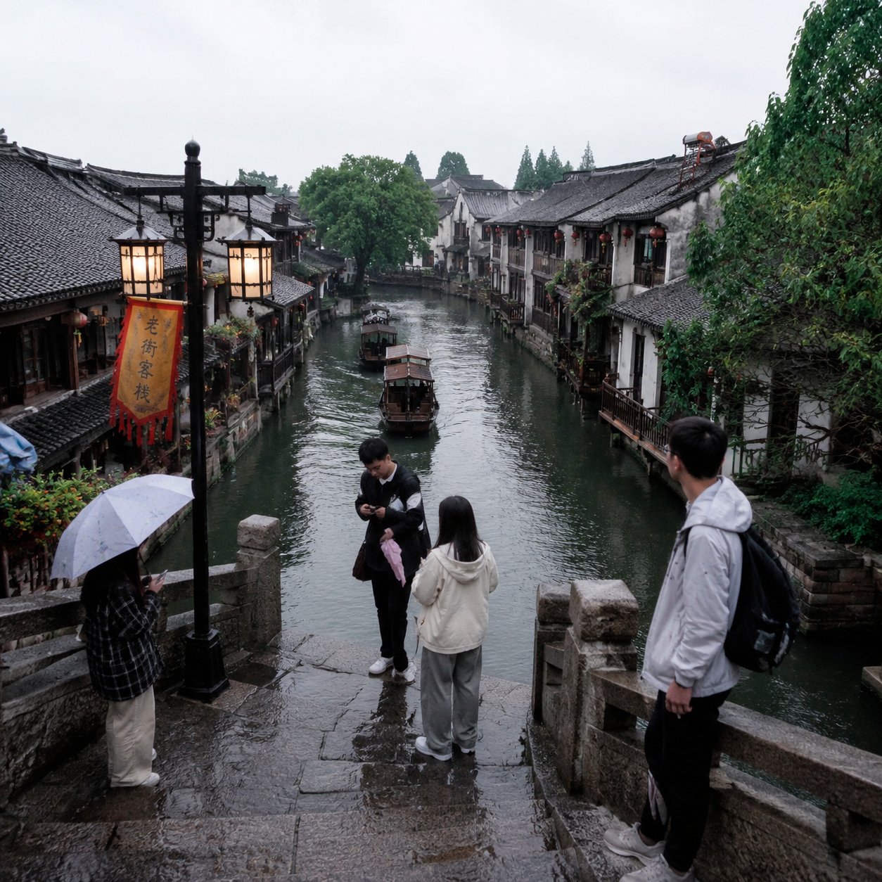 我们在西塘的雨夜里分着一把伞走散又重逢,那一晚比酒吧更像青春 | Sharing One Umbrella in Xitang Rain, We Got Lost and Found Again in a Night That Felt More Like Youth Than Any Bar