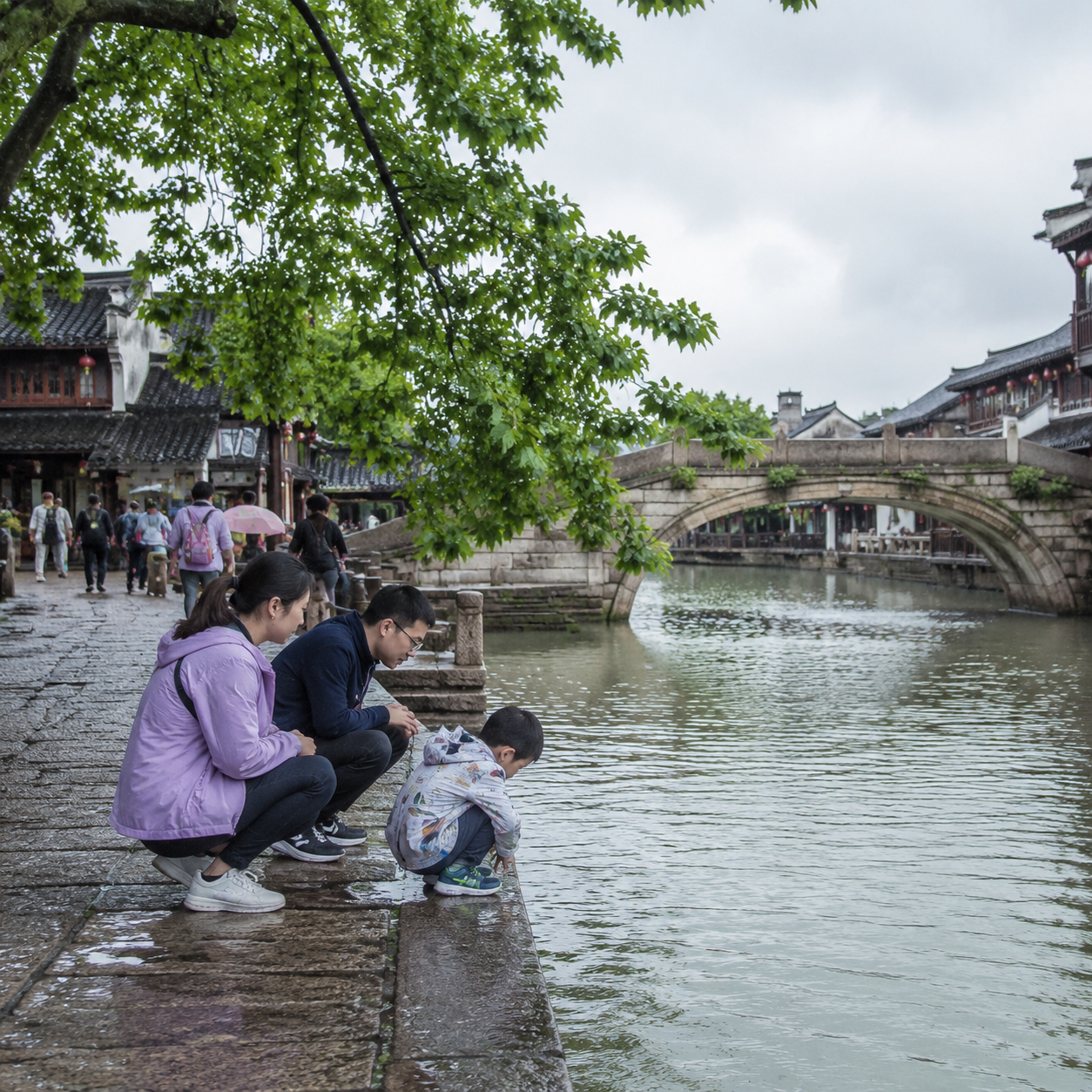 五月在南浔陪孩子看雨落到河面,我们全家第一次接受“今天少去一个景点也没关系” | Watching Rain Touch the Canal in Nanxun, Our Family Finally Accepted That One Less Stop Could Still Mean a Full Day