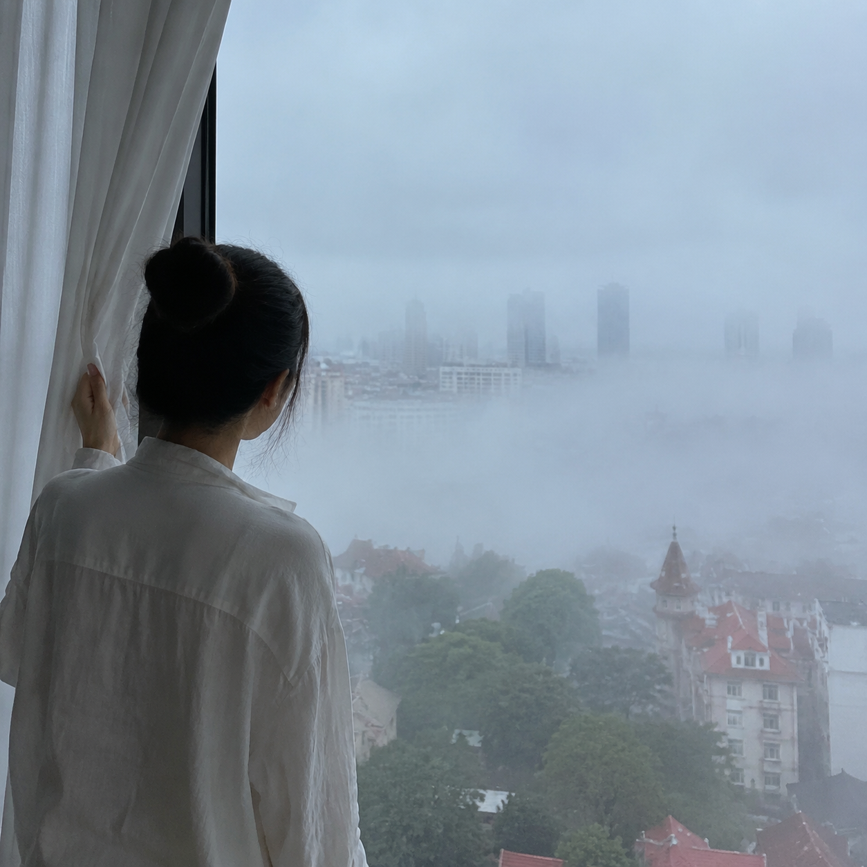 青岛海边的雾气,让我把拍照计划改成了散步计划 | Sea Fog in Qingdao Turned My Photo Plan into a Walking Plan