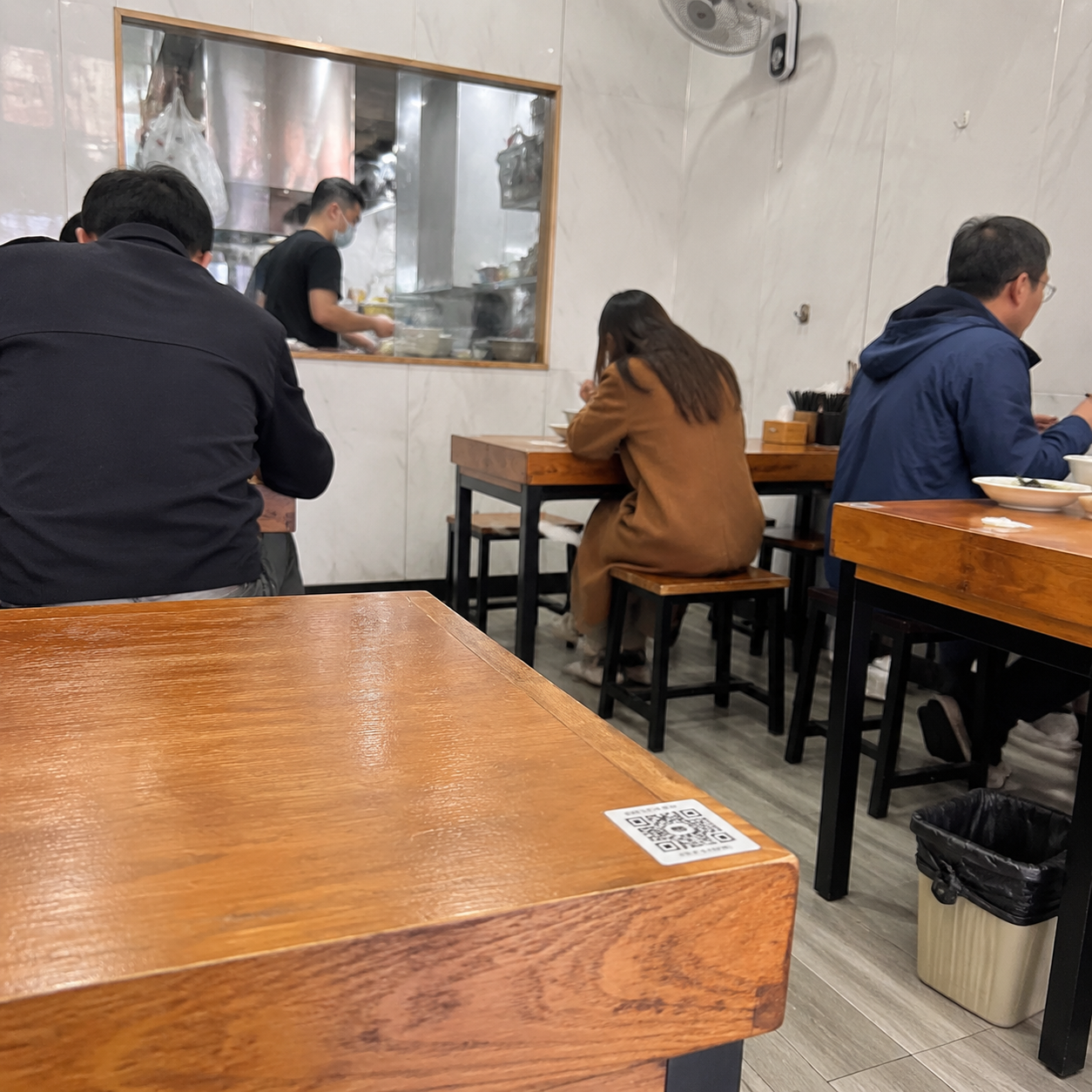 一张桌角二维码,让我先核对店名再付款 | A Table-Corner QR Code Taught Me to Check the Shop Name Before Paying