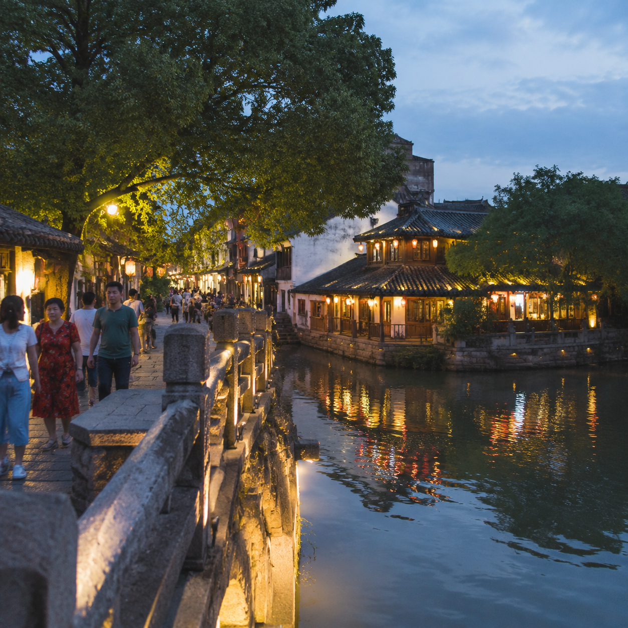 宁波老街傍晚亮灯的时候,桥边的人情味比河面更深 | At Dusk on Ningbo’s Old Street, the Human Warmth Ran Deeper Than the Canal