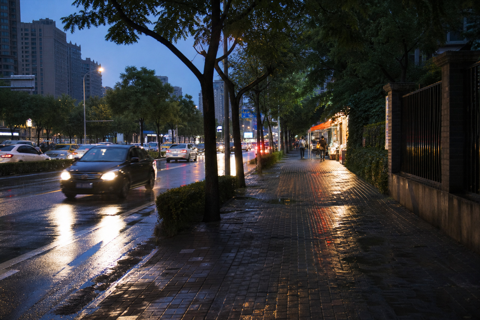 沈阳的雨刚收住，街边烧烤味就把傍晚重新点亮了 | As Shenyang&rsquo;s Rain Let Up, the Smell of Street Barbecue Lit the Evening Again