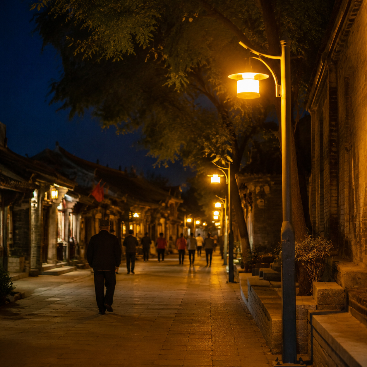 太原老街的灯不抢眼,却把回家、吃面和晚风都照得刚刚好 | Taiyuan’s Old-Street Lights Are Modest, Yet They Hold Homecoming, Noodles, and Night Wind Just Right