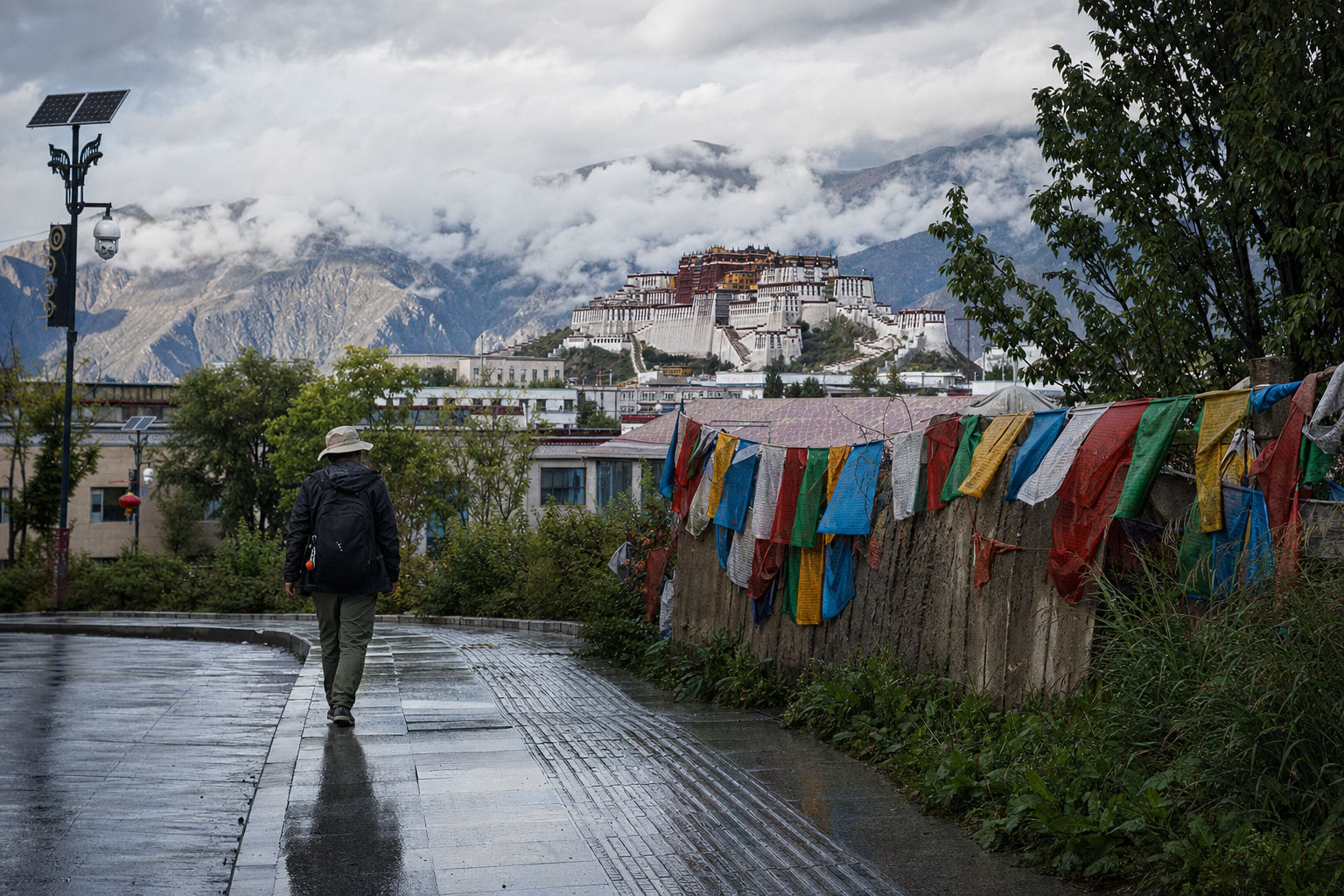 拉萨的雨停以后,连水洼边的小停顿都像一种进入方式 | After Rain in Lhasa, Even a Pause Beside a Puddle Felt Like a Way of Entering the City