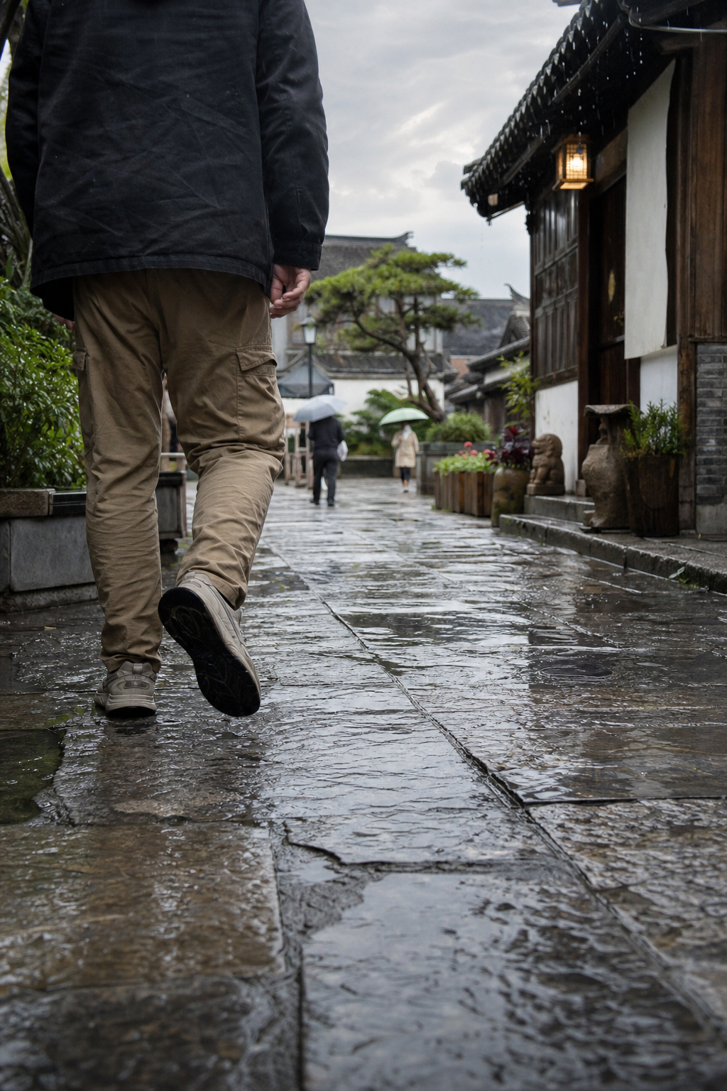 扬州雨后最动人的,不是园子名气,而是鞋底碰到湿石板的那一下 | In Rainy Yangzhou, the Most Moving Thing Is Not a Famous Garden but the Sound of Shoes on Wet Stone