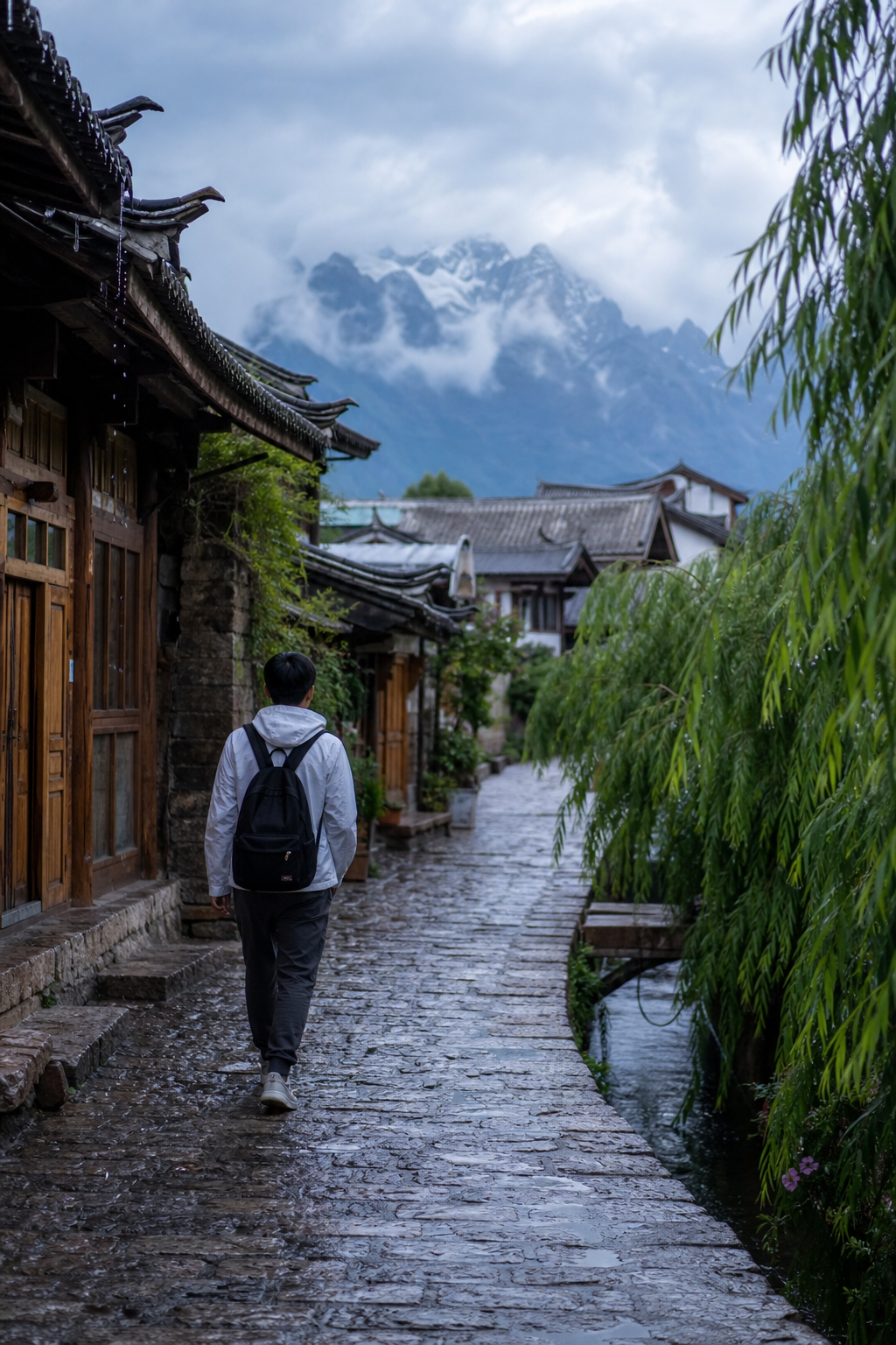 丽江的雨停在屋檐上以后,我开始跟着水渠和石板路慢慢走 | After Rain Stopped Along Lijiang’s Eaves, I Began Following the Canals and Stone Lanes Slowly