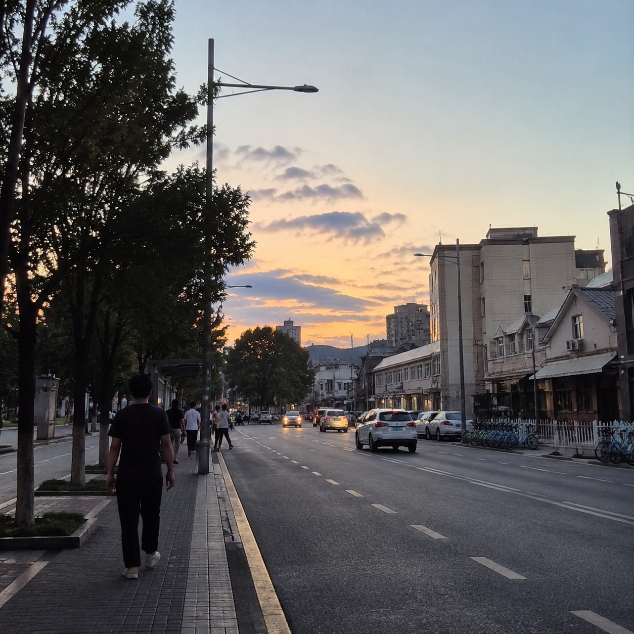 秦皇岛那晚我没去找海鲜名店，只想找一张能坐下来吃热饭的桌子 | In Qinhuangdao, I Skipped the Famous Seafood Spots and Looked for a Table Where I Could Eat Something Hot