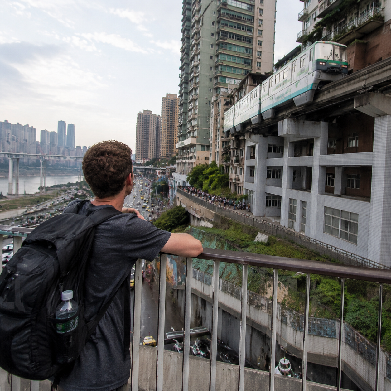 把重庆说成超大城市很容易，难的是教人第一晚从哪层开始不慌 | Calling Chongqing Massive Is Easy; Showing a Visitor Where to Begin on the First Night Without Panic Is Harder