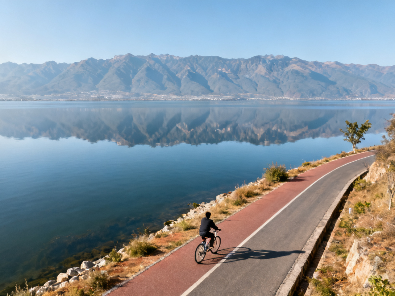 洱海东岸骑行道，苍山倒影在湖面 Cycling path along Erhai's east shore with Cangshan reflection