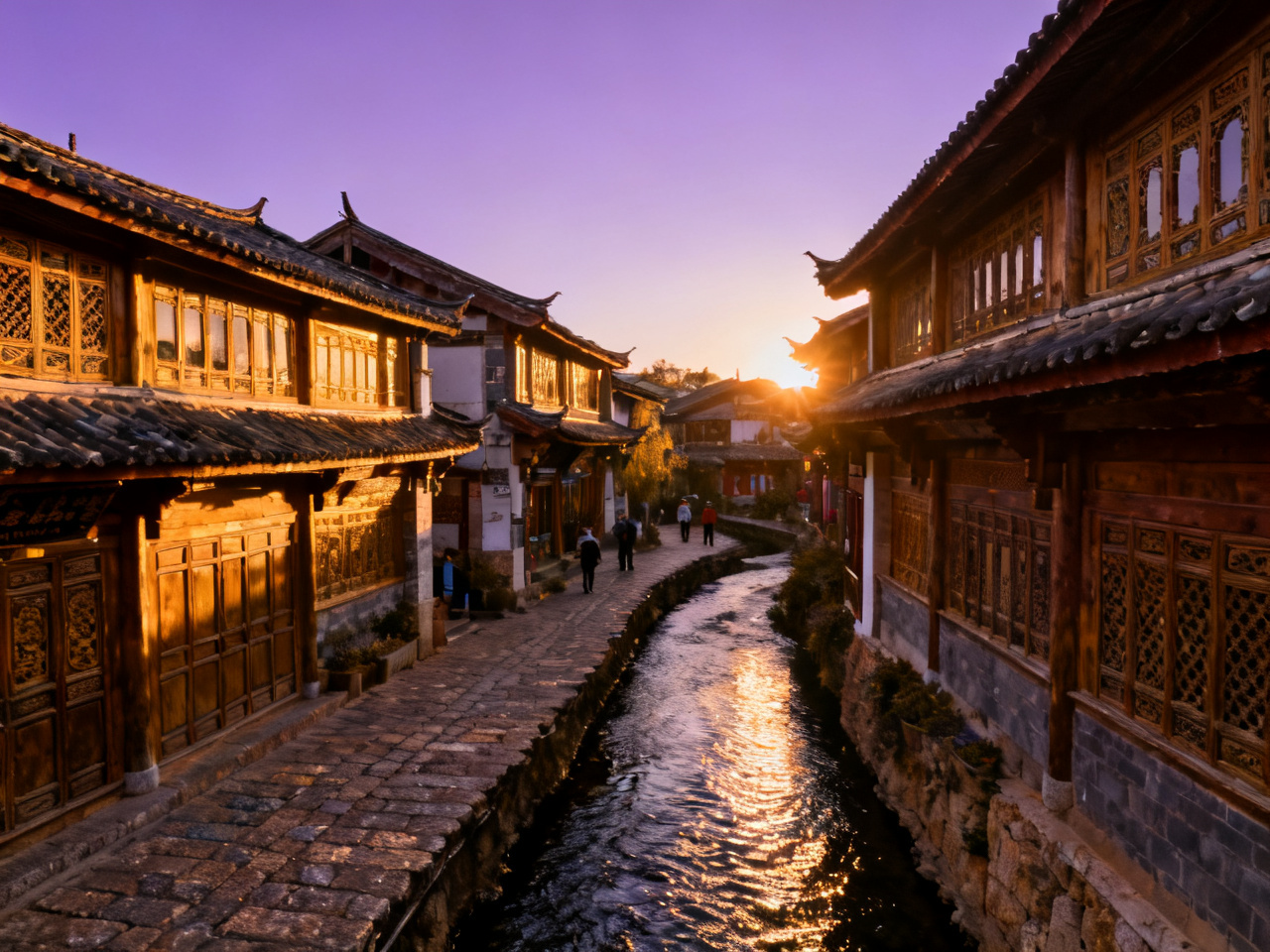 丽江束河古镇傍晚，小河边的纳西族民居 Shuhe Ancient Town at dusk, Naxi-style houses along the river