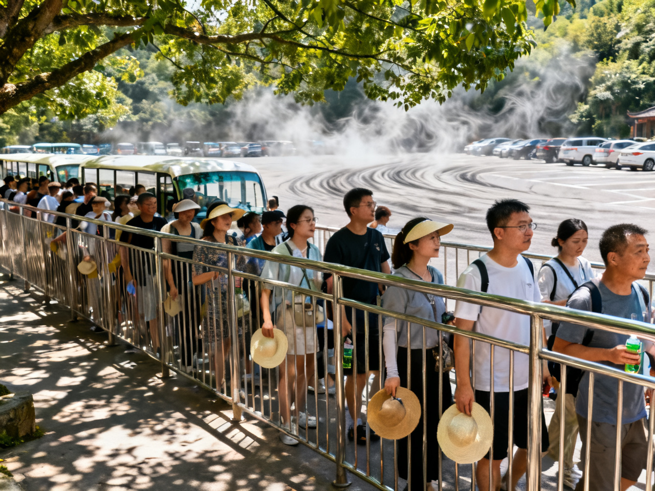 我在中国景区接驳车排队时,第一次学会先看阴凉处而不是先冲最前面 | At a Chinese Scenic Shuttle Queue, I First Learned to Look for Shade Instead of Charging to the Front