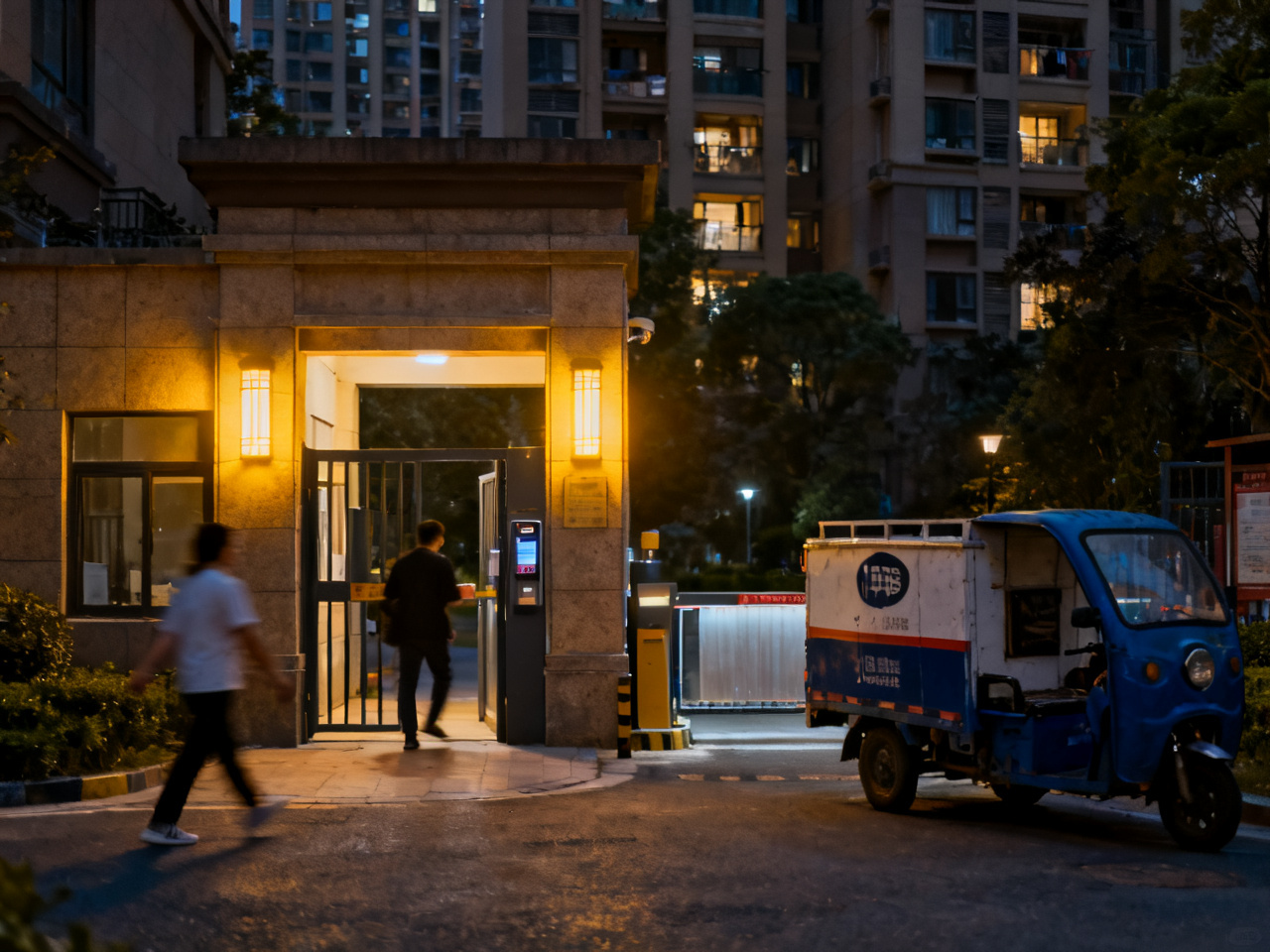 第一次在中国小区门口等人,我学会站在门侧别贴着门禁 | The First Time I Waited Outside a Chinese Compound Gate, I Learned to Stand to the Side Instead of Pressing Up Against the Access Door