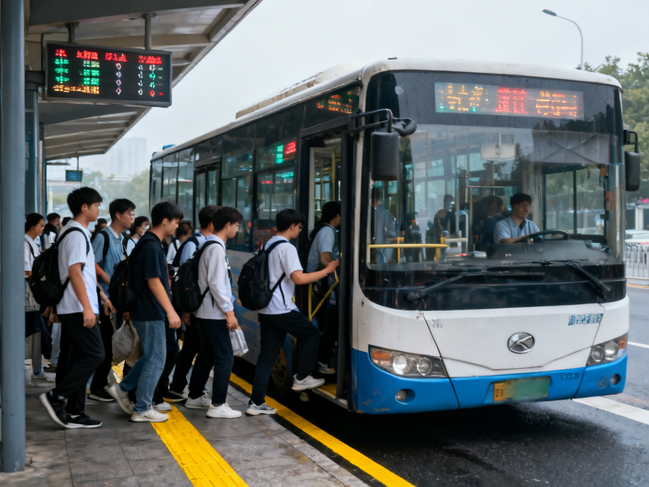 一个普通工作日的公交站，让我学会了中国排队不是只看队形 | On an Ordinary Weekday Bus Stop, I Learned That Queueing in China Is Not Just About the Shape of the Line